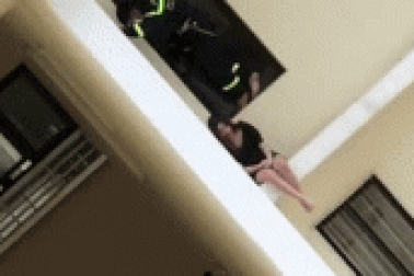 Cảnh sát giải cứu cô gái định nhảy từ tầng 18 xuống đất tự tử