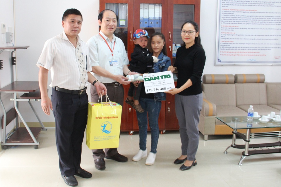 Bạn đọc Dân trí dang rộng vòng tay nhân ái cứu bé trai bị ngã vào bếp lửa - 1 Bạn đọc Dân trí dang rộng vòng tay nhân ái cứu bé trai bị ngã vào bếp lửa - 1