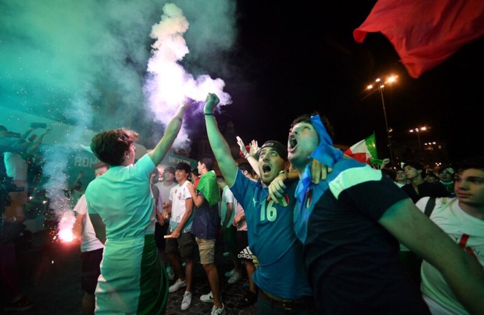 CĐV Italia đổ ra đường ăn mừng điên cuồng như thể vô địch Euro 2020 - 9 CĐV Italia đổ ra đường ăn mừng điên cuồng như thể vô địch Euro 2020 - 9