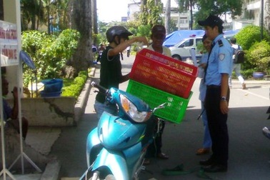 Người nghèo buồn tủi vì nhận được cơm từ thiện ôi thiu