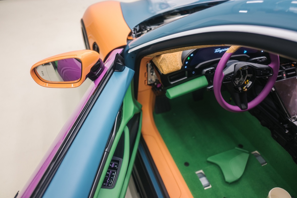 Chiêm ngưỡng chiếc Porsche Taycan sặc sỡ nhất thế giới - 4 Chiêm ngưỡng chiếc Porsche Taycan sặc sỡ nhất thế giới - 4