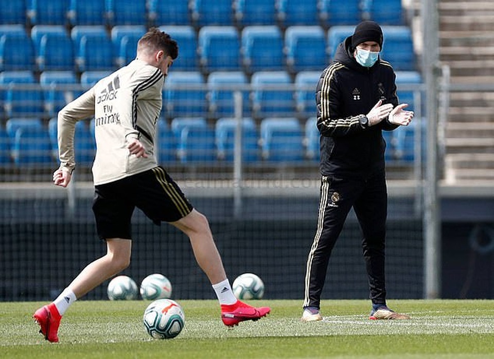 HLV Zidane đeo khẩu trang chỉ đạo cầu thủ Real Madrid - 5 HLV Zidane đeo khẩu trang chỉ đạo cầu thủ Real Madrid - 5