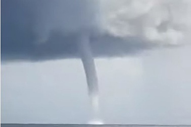 Video: Ngư dân hoảng hồn thấy vòi rồng khổng lồ xuất hiện gần Sydney