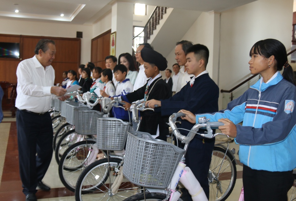 Phó Thủ tướng Trương Hòa Bình tặng quà học sinh và quỹ khuyến học Đắk Nông - 2 Phó Thủ tướng Trương Hòa Bình tặng quà học sinh và quỹ khuyến học Đắk Nông - 2