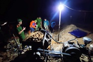 Đột kích mỏ vàng trong đêm, bắt giữ 2 nhóm đối tượng khai thác trái phép