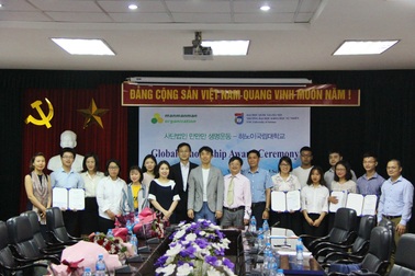 10 sinh viên xuất sắc được nhận học bổng của doanh nghiệp Hàn Quốc