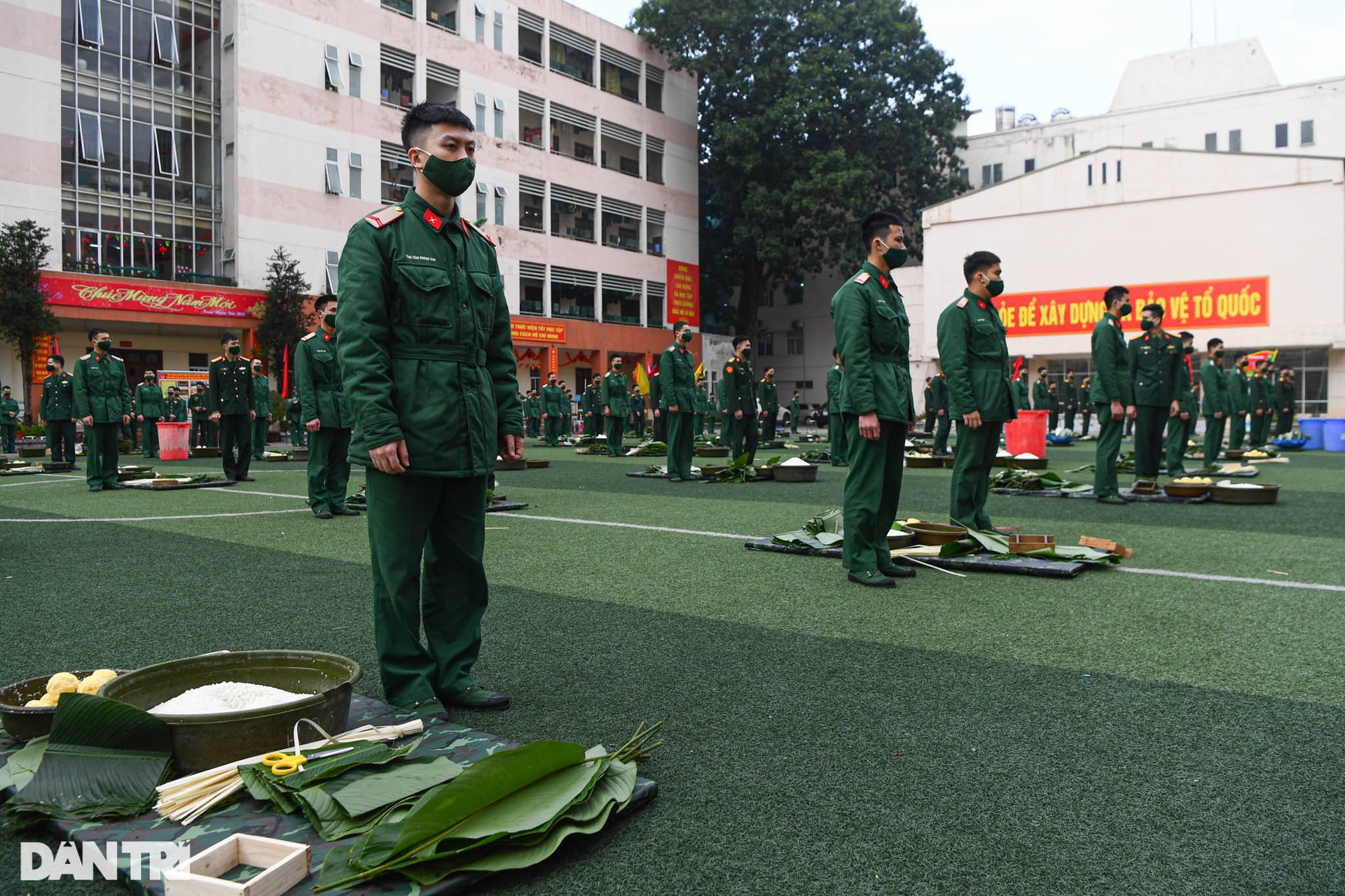 Các chiến sĩ Lữ đoàn Cận vệ trổ tài gói bánh chưng đón Tết - 2 Các chiến sĩ Lữ đoàn Cận vệ trổ tài gói bánh chưng đón Tết - 2