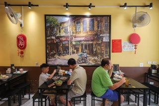 Lệ Quyên "mê mẩn" quán bún riêu Hà Nội, thường xuyên ghé mỗi dịp ra Bắc - 11