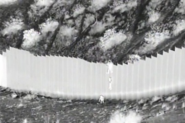 "Sốc" video nhóm buôn người thả trẻ em qua tường biên giới cao 4 mét ở Mỹ