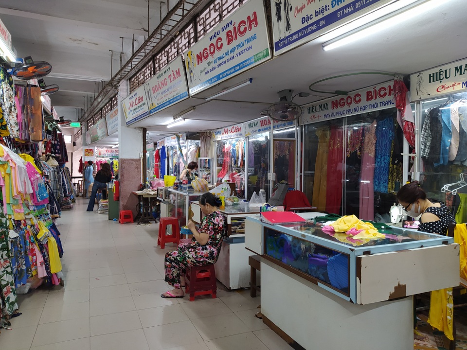 Dịch vụ may áo dài “nóng” ở Đà Nẵng vắng khách vì corona - 1 Dịch vụ may áo dài “nóng” ở Đà Nẵng vắng khách vì corona - 1