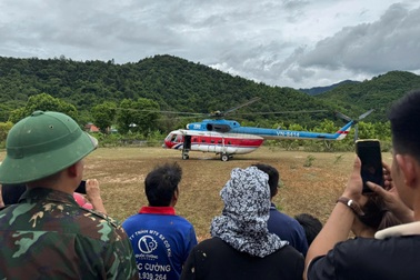 4 tấn hàng cứu trợ đã được 2 chuyến trực thăng chuyển bà con vùng lũ