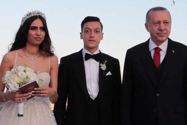 Tổng thống Thổ Nhĩ Kỳ làm phù rể cho siêu sao bóng đá Đức và cựu hoa hậu