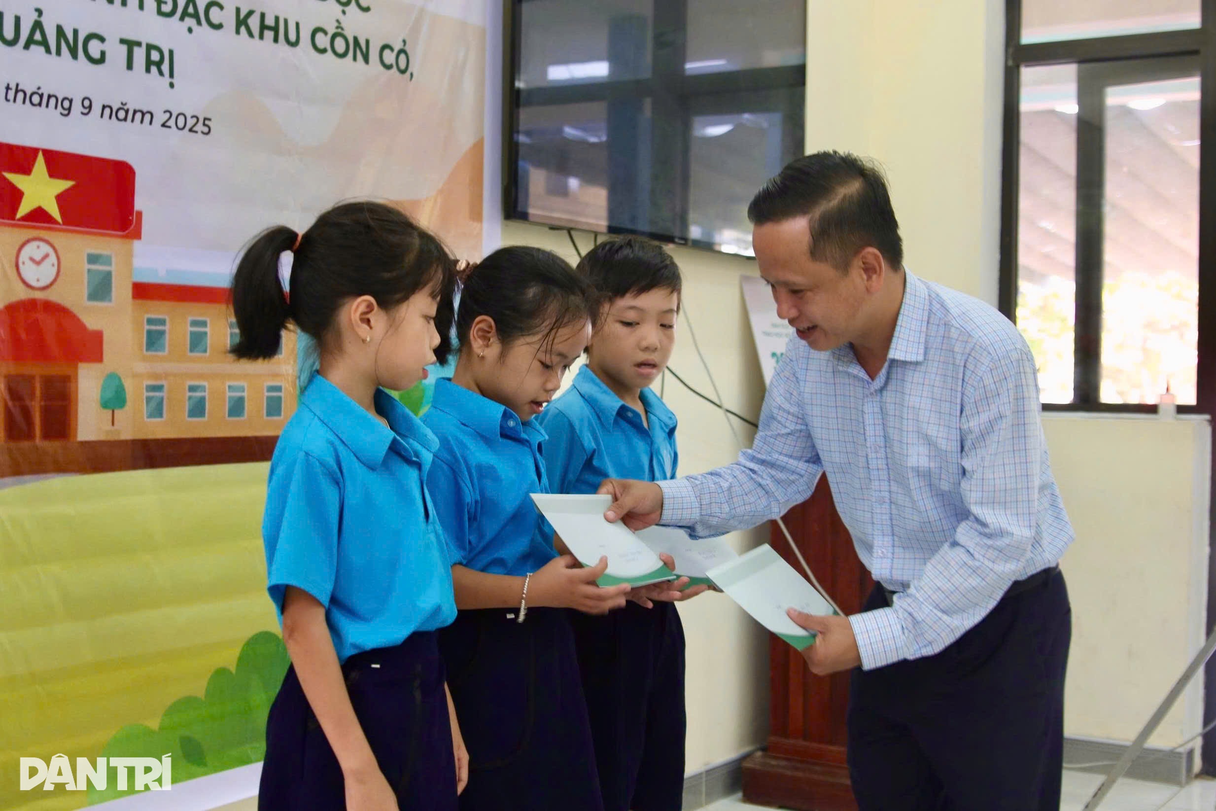 Bạn đọc Dân trí nhận đỡ đầu, chắp cánh ước mơ học sinh trên đảo Cồn Cỏ - 1 Bạn đọc Dân trí nhận đỡ đầu, chắp cánh ước mơ học sinh trên đảo Cồn Cỏ - 1