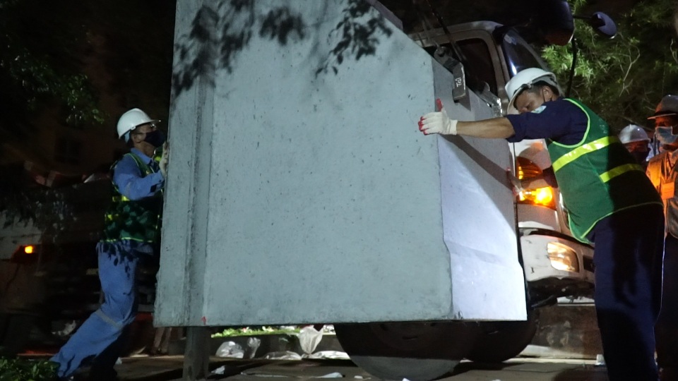 Hàng chục công nhân trắng đêm thi công 40m bờ kè hồ Gươm chống sạt lở - 3 Hàng chục công nhân trắng đêm thi công 40m bờ kè hồ Gươm chống sạt lở - 3