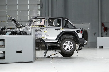 Jeep Wrangler bất ngờ bị lật trong bài thử nghiệm va chạm