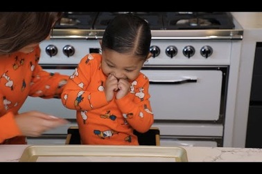 Kylie Jenner cùng con gái làm bánh