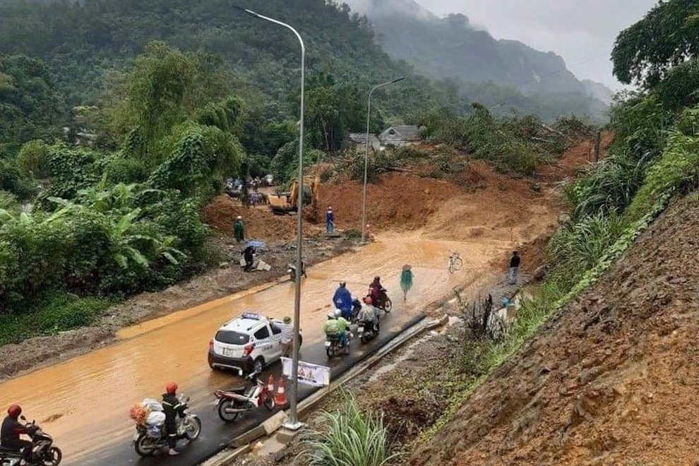 Mưa lớn gây sạt lở, tắc đường nhiều nơi - 1 Mưa lớn gây sạt lở, tắc đường nhiều nơi - 1