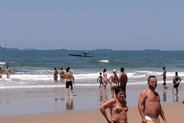 Máy bay rơi xuống biển khi hạ cánh khẩn cấp