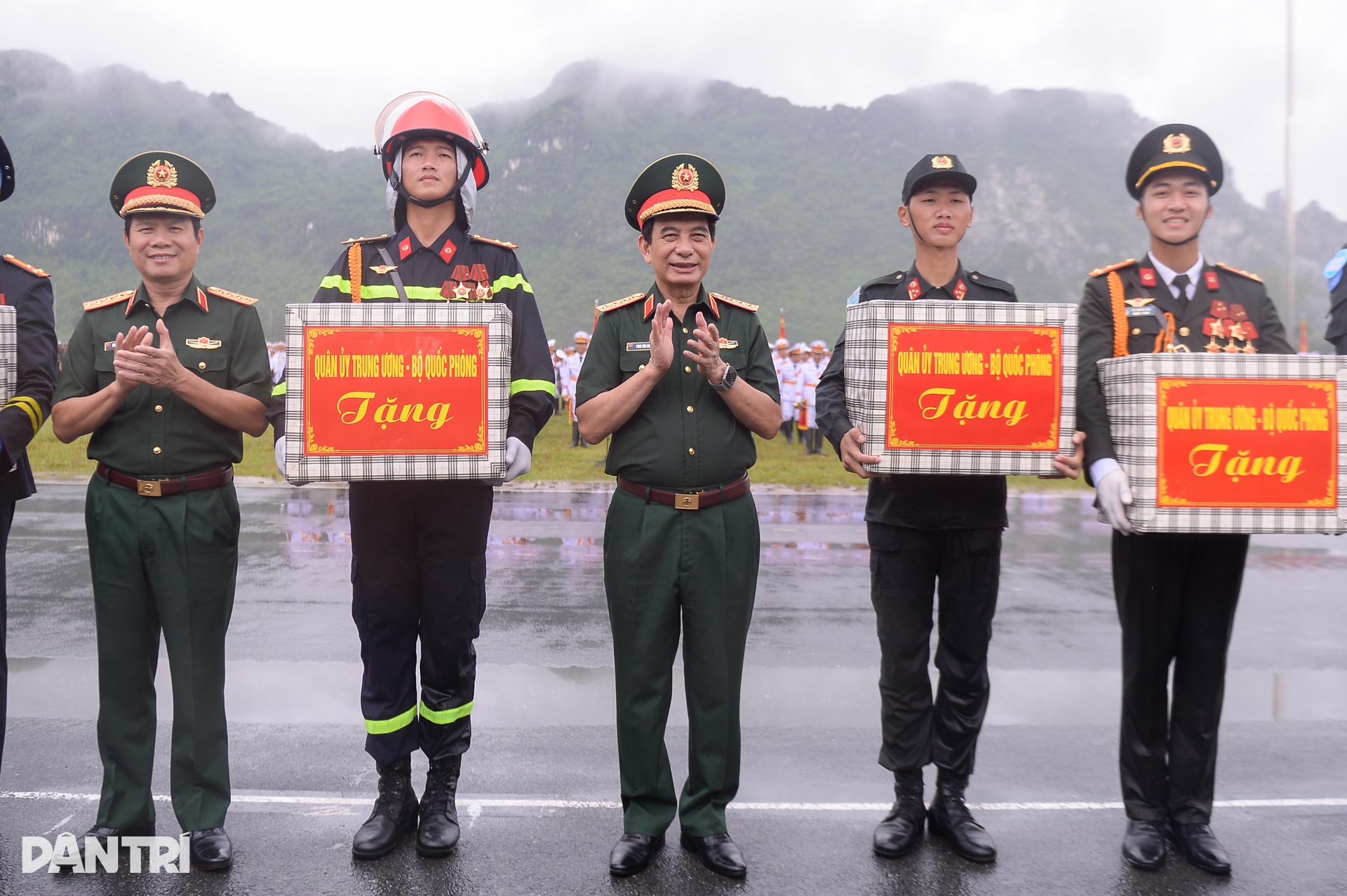 Đại tướng Phan Văn Giang kiểm tra, động viên các khối tham gia diễu binh - 8 Đại tướng Phan Văn Giang kiểm tra, động viên các khối tham gia diễu binh - 8