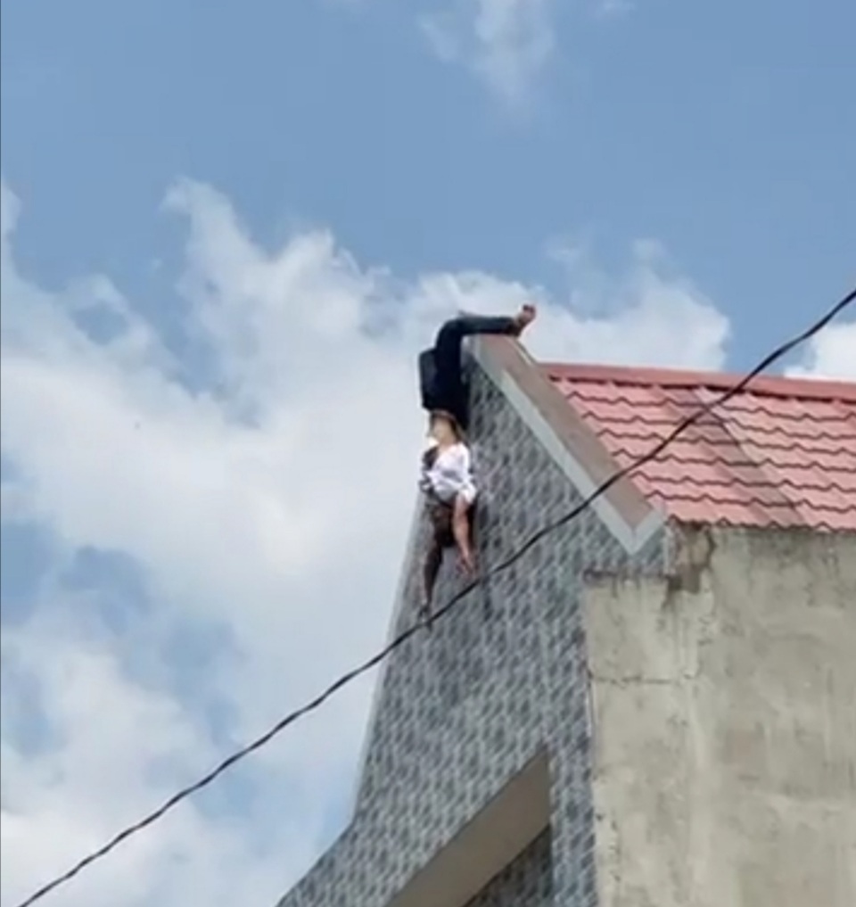 Người đàn ông trồng chuối trên nóc nhà giữa trưa nắng - 2 Người đàn ông trồng chuối trên nóc nhà giữa trưa nắng - 2