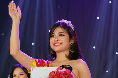 Hóa giải câu hỏi "phụ nữ làm chính trị", nữ sinh đăng quang hoa khôi ĐH Luật