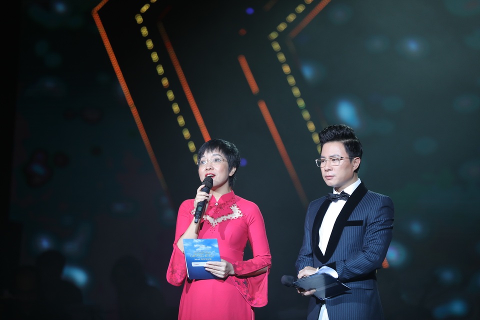 Nghệ sĩ nước mắt lưng tròng khi hát về miền Trung - 1