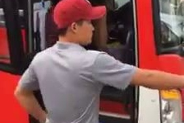Clip phụ xe đuổi khách nước ngoài gây phẫn nộ