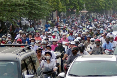 Hà Nội cấm xe máy ngoại tỉnh: Cấm xe máy dân đi bằng gì?