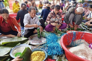 Gần 200 người dân Đắk Lắk chung tay gói bánh tét ủng hộ đồng bào miền Trung