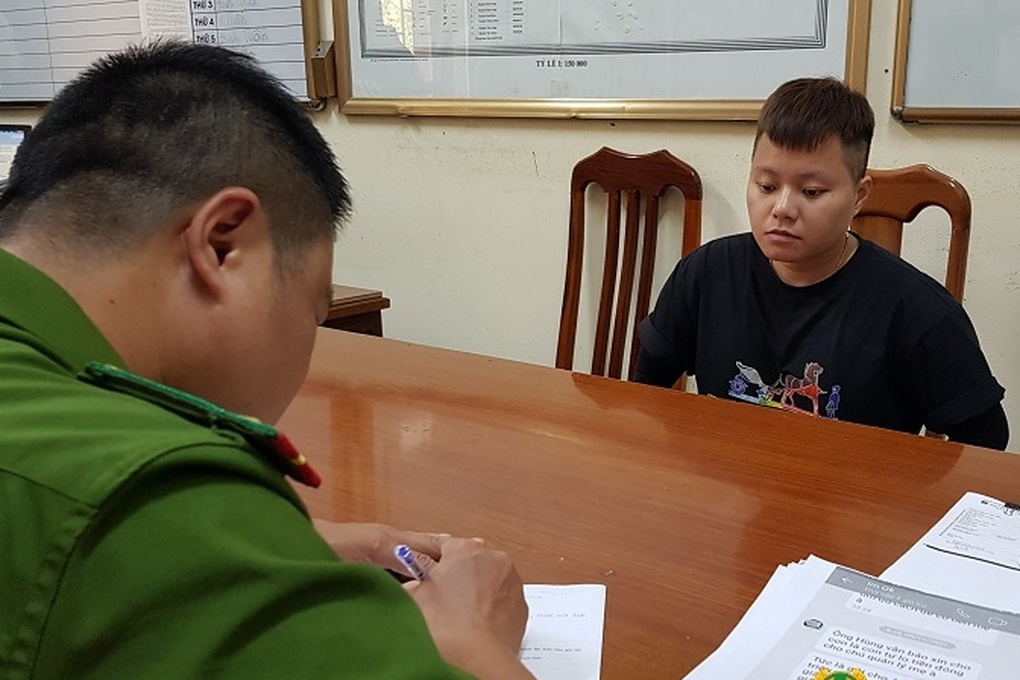 Người phụ nữ mất tiền tỷ với vở kịch tặng quà, xin học ngành công an - 1 Người phụ nữ mất tiền tỷ với vở kịch tặng quà, xin học ngành công an - 1