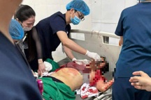 Người đàn ông cầm dao đâm loạn xạ trong bệnh viện, nhiều người bị thương