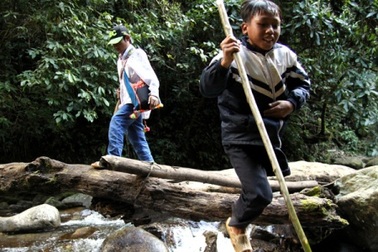 Nghị lực tìm chữ của cậu học trò người La Hủ