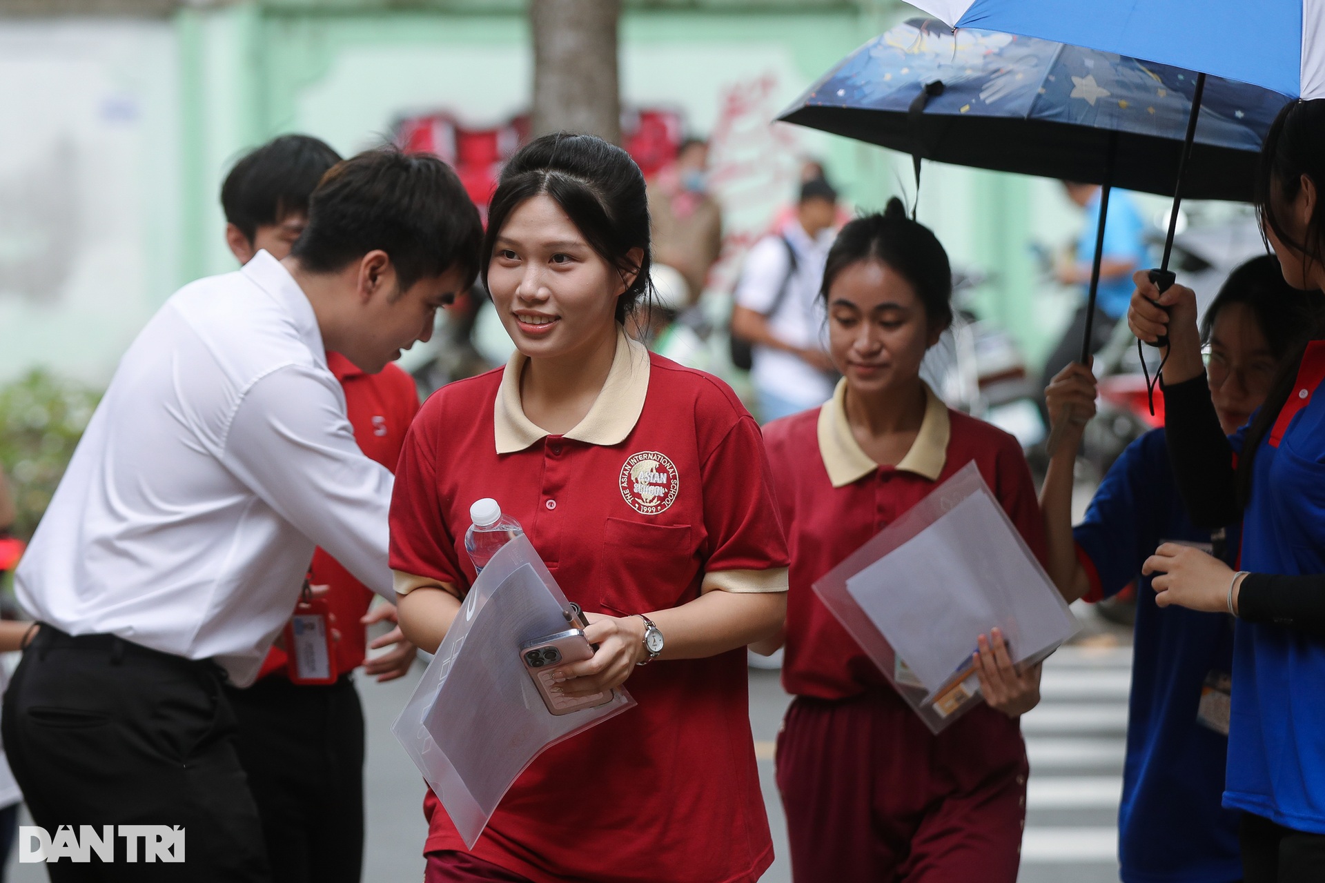 Thí sinh TPHCM rạng rỡ trong ngày làm thủ tục sự thi THPT - 2 Thí sinh TPHCM rạng rỡ trong ngày làm thủ tục sự thi THPT - 2