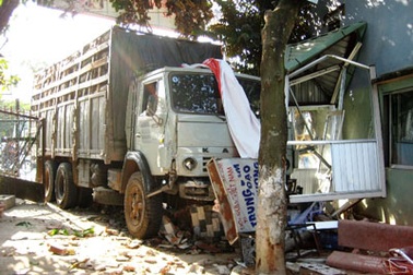 Tránh thai phụ, xe tải ủi bay cổng trung tâm nhân đạo 