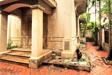 Dọn sạch rác trong biệt thự "đất vàng" 12 Nguyễn Chế Nghĩa