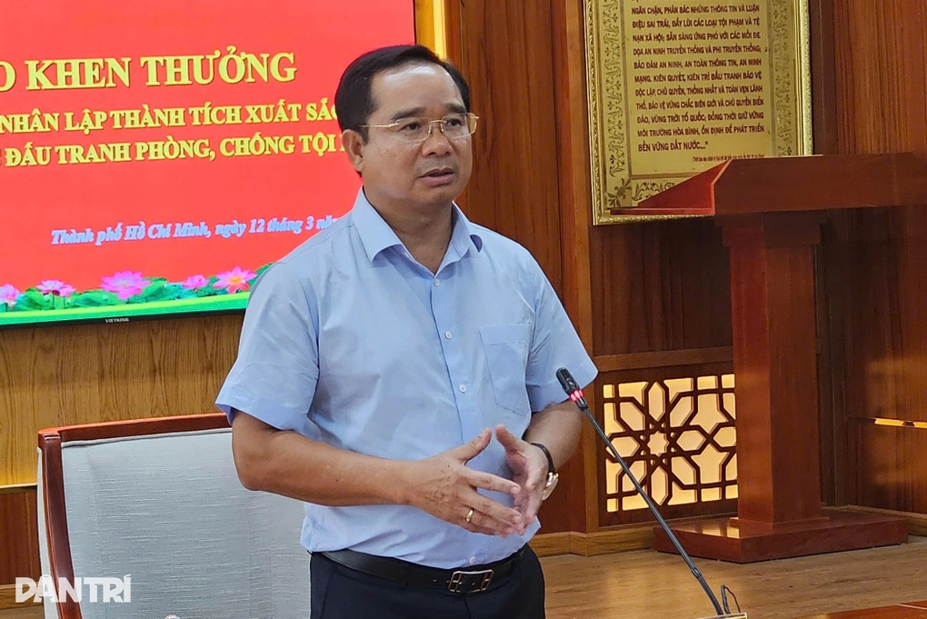 Chủ tịch TPHCM trao khen thưởng cho các cá nhân, tập thể công an xuất sắc - 2 Chủ tịch TPHCM trao khen thưởng cho các cá nhân, tập thể công an xuất sắc - 2