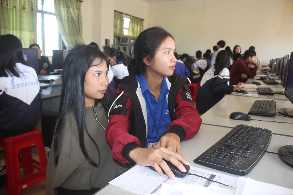 Nữ sinh người dân tộc Banar vẽ tương lai bằng đôi chân trần được bạn đọc giúp đỡ 28 triệu đồng - 3 Nữ sinh người dân tộc Banar vẽ tương lai bằng đôi chân trần được bạn đọc giúp đỡ 28 triệu đồng - 3