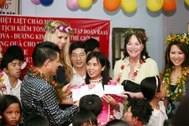 Hoa hậu thế giới 2008 tặng quà cho trẻ mồ côi 