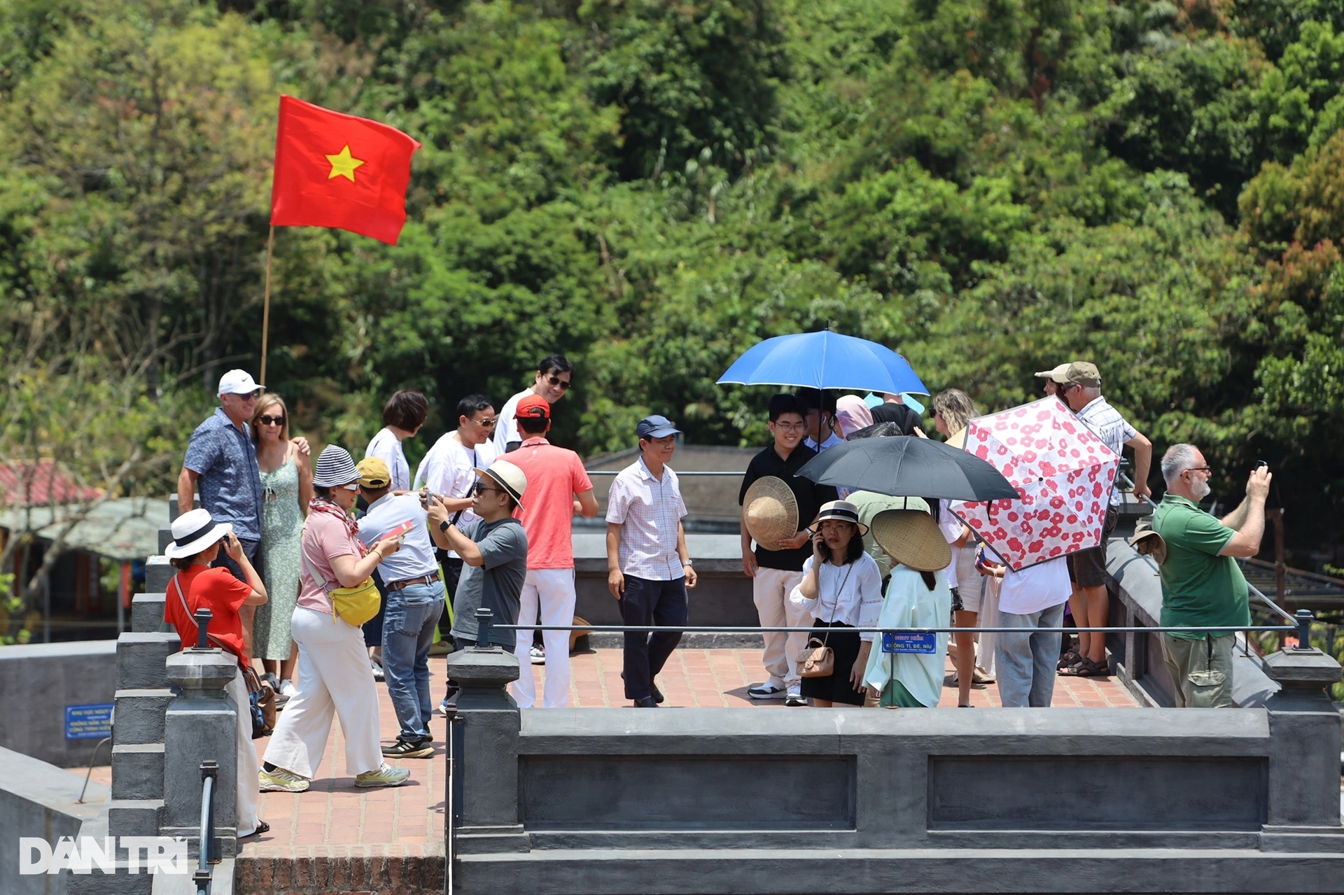 Loạt bãi biển nổi tiếng miền Trung chật như nêm dịp lễ 30/4-1/5 - 7 Loạt bãi biển nổi tiếng miền Trung chật như nêm dịp lễ 30/4-1/5 - 7