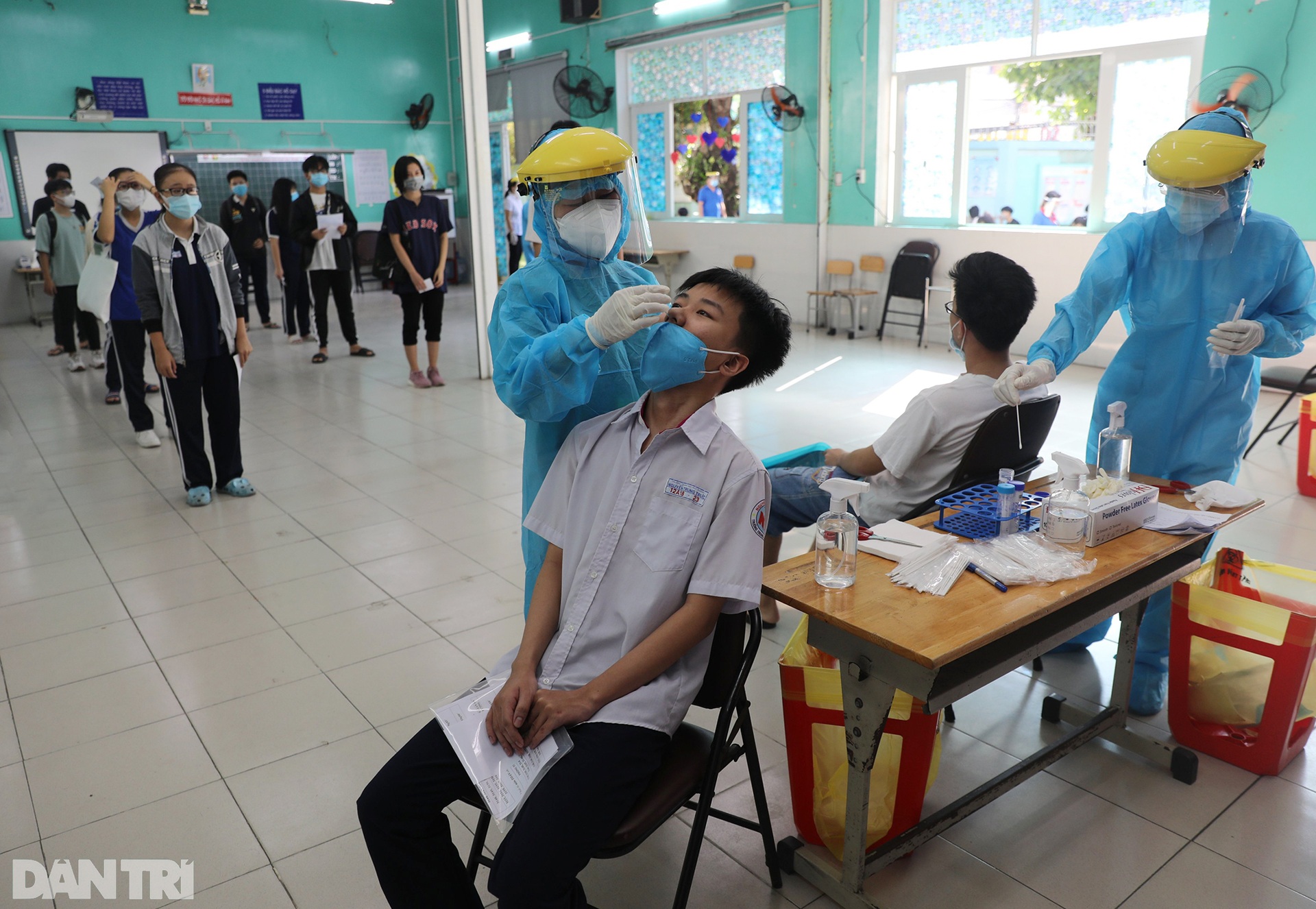 Xét nghiệm Covid-19 cho 110.000 sĩ tử TPHCM trước kỳ thi tốt nghiệp THPT - 15 Xét nghiệm Covid-19 cho 110.000 sĩ tử TPHCM trước kỳ thi tốt nghiệp THPT - 15