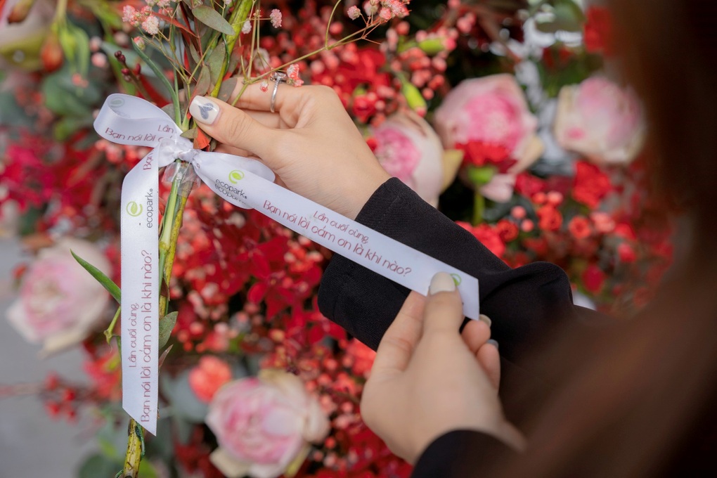 Hàng nghìn bông hoa sen và lời yêu thương được trao lan tỏa nhân mùa Vu Lan - 9 Hàng nghìn bông hoa sen và lời yêu thương được trao lan tỏa nhân mùa Vu Lan - 9