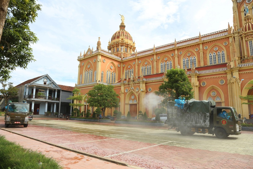 Huy động 4 xe đặc chủng phun khử khuẩn khu vực có nhiều ca nhiễm Covid-19 - 6 Huy động 4 xe đặc chủng phun khử khuẩn khu vực có nhiều ca nhiễm Covid-19 - 6