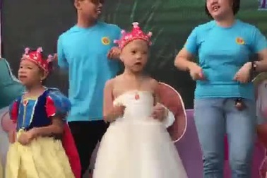 Bệnh nhi ung thư trình diễn trên sâu khấu