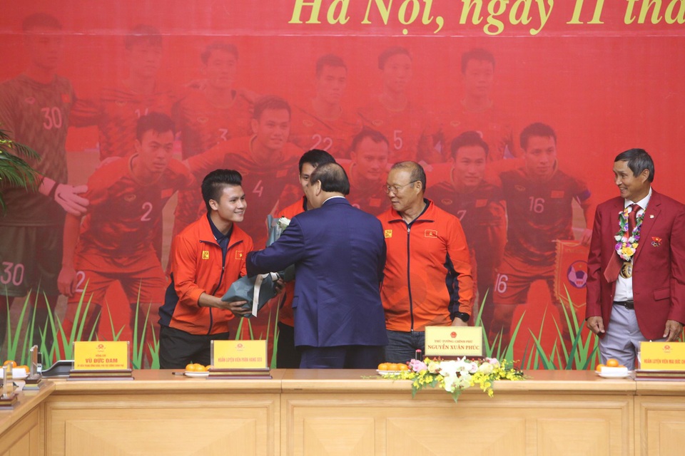 Thủ tướng: Sau các cầu thủ là cả dân tộc, là bản lĩnh, khát vọng Việt Nam - 4 Thủ tướng: Sau các cầu thủ là cả dân tộc, là bản lĩnh, khát vọng Việt Nam - 4