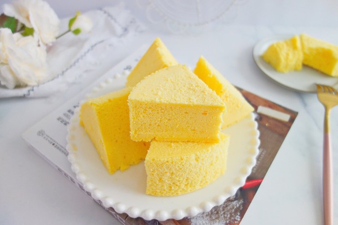 Dùng nồi hấp làm bánh bông lan sữa chua mềm mượt siêu ngon - Ảnh 4.
