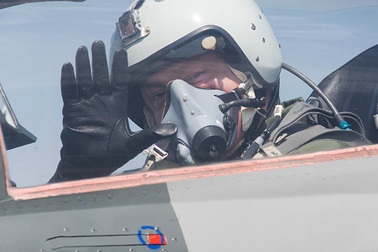 Tổng thống Ukraine bay trên MiG-29 nhân Ngày Không quân