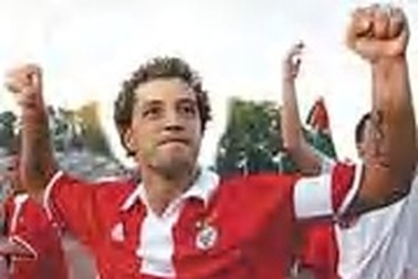 Simao Sabrosa không thể đến Liverpool