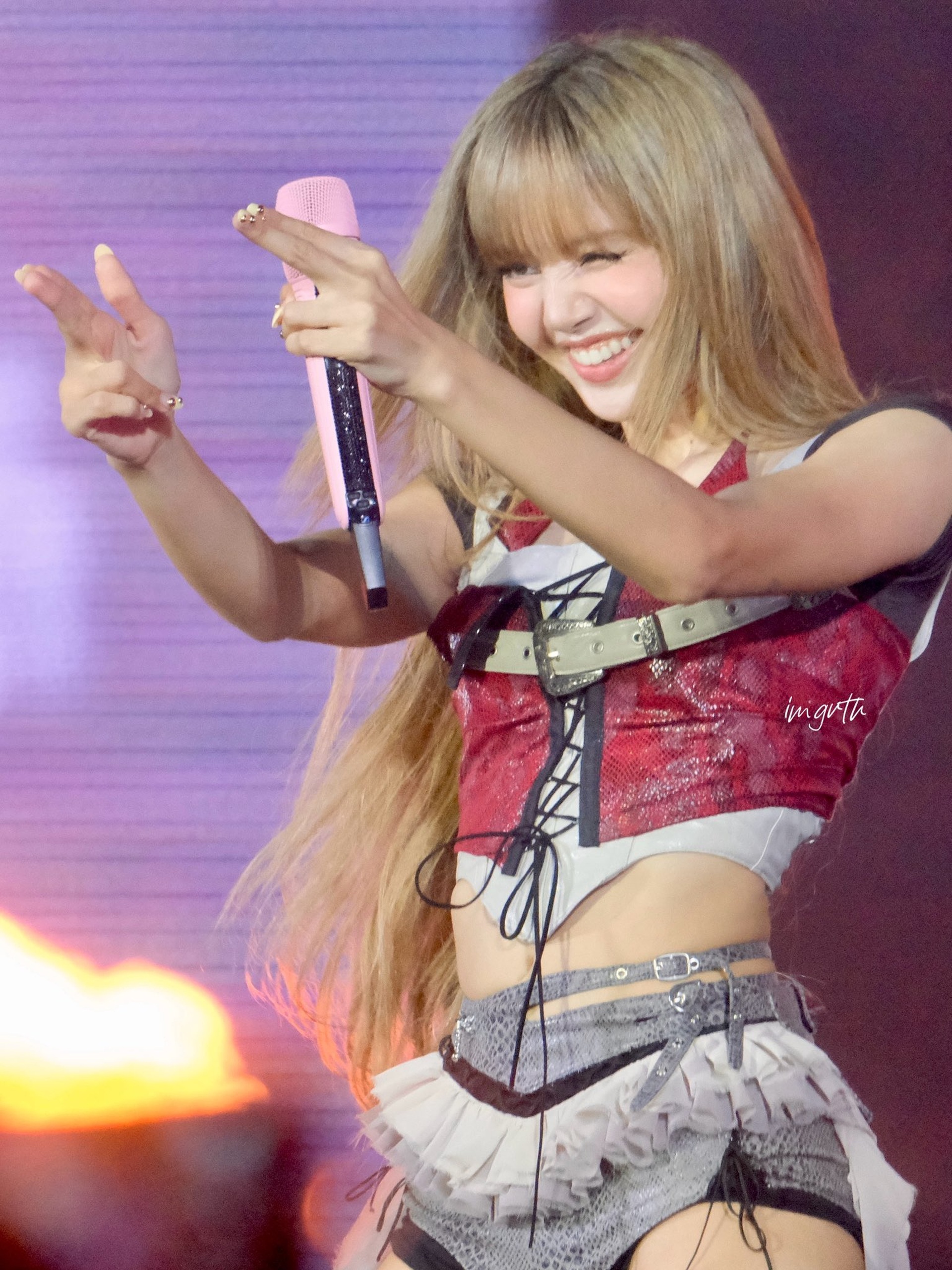 Blackpink gây sốt khi trở lại với váy áo gợi cảm, trang sức tiền tỷ - 14 Blackpink gây sốt khi trở lại với váy áo gợi cảm, trang sức tiền tỷ - 14