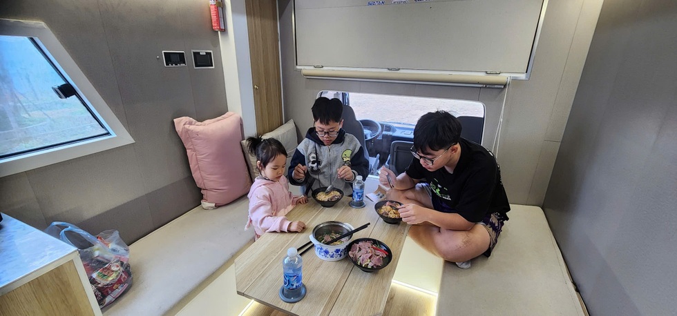 Người đàn ông Hà Nội chi cả tỷ đồng biến ô tô thành nhà di động - 10