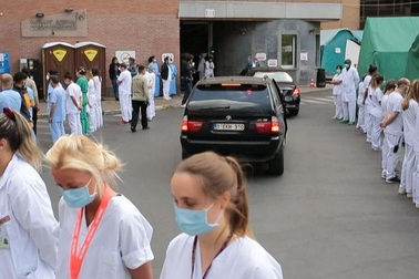 Hàng trăm nhân viên y tế Bỉ quay lưng khi thủ tướng tới thăm